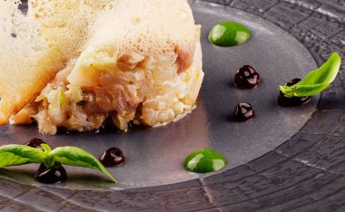 Lezzetli bir balık rulosunun yakın plan çekimi. Otlar ve sos tabakta.