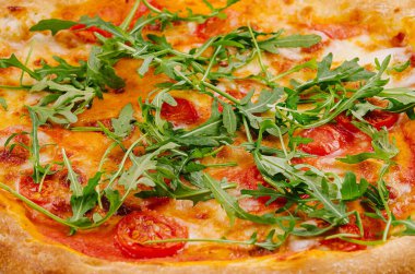 Domatesli, roka ve peynirli iştah açıcı pizza.