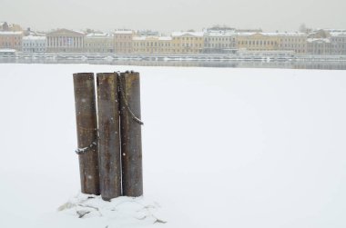 Demir direkleri Harbor Bay.They içinde ekli demirli gemiler vardır.