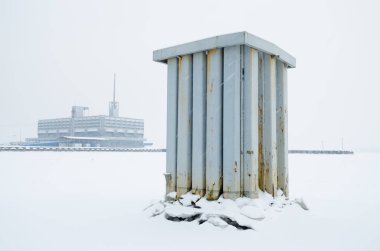 Demir direkleri Harbor Bay.They içinde ekli demirli gemiler vardır.