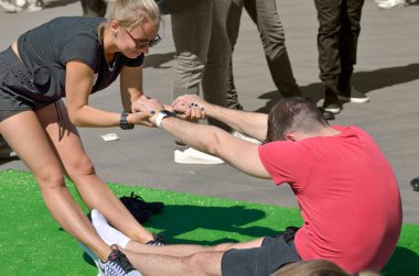 Saint-Petersburg.Russia. may.20.2018.Young kızlar gerçekleştirmek ısınma masaj sporcular için. Kasları gevşer. Yorgunluk vücuttaki bırakır. Güç ve canlılık geri döndü.