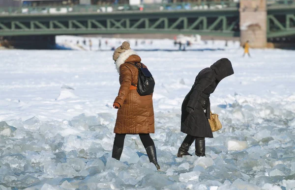 Passage Difficile Sur Glace Marcher Sur Glace Cassée Est Difficile — Photo