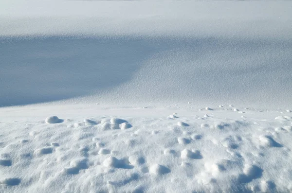 Κεκλιμένη Ακτίνες Του Ήλιου Δείχνουν Την Υφή Του Χιονιού — Φωτογραφία Αρχείου
