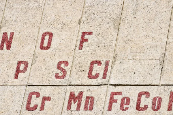 元素周期表的化学元素 它们是墙上的马赛克 — 图库照片