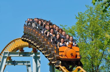 Saint-Petersburg.Russia. olabilir. 20.2018. Kresovsky Adası. Boşanma Adası Park.A popüler çekim Rus roller coaster olduğunu. Özel tasarım bir demiryolu sistemidir. Yolcu vagon yüksek hızda seyahat.