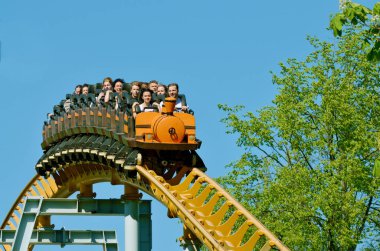 Saint-Petersburg.Russia. olabilir. 20.2018. Kresovsky Adası. Boşanma Adası Park.A popüler çekim Rus roller coaster olduğunu. Özel tasarım bir demiryolu sistemidir. Yolcu vagon yüksek hızda seyahat.