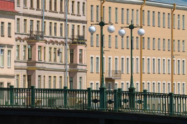 Fragmento Paisagem Urbana Primeiro Plano Uma Ponte Sobre Rio — Fotografia de Stock