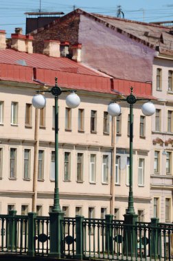 Kentsel peyzaj bir parçası. Ön planda Nehri üzerinde köprüdür.