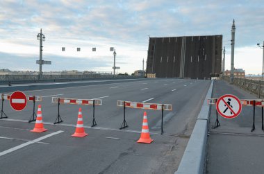 Yaz aylarında, gezinti, kentin açık köprüler için gemilerin geçiş sırasında. Trafik ve insanları köprüden yasaktır.