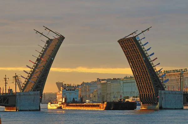 Влітку Під Час Судноплавства Міські Відкриті Мости Проходження Суден — стокове фото