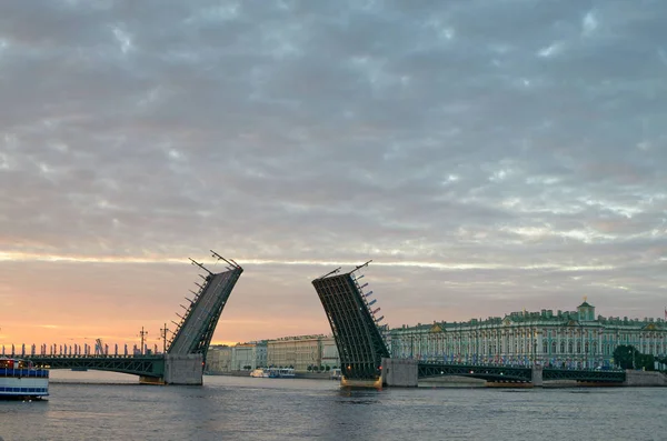 In summer, during navigation ,the city\'s open bridges for the passage of vessels.Traffic and people across the bridge is prohibited.