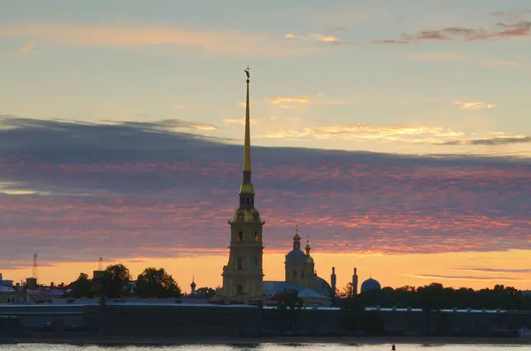 Petropavlovskaya 它的轮廓在天的黎明创造了一个抽象的形象 — 图库照片