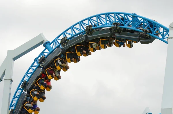 Saint-Petersburg.Russia. July.08.2018. Kresovsky Adası. Boşanma Adası Park.A popüler çekim Rus roller coaster olduğunu. Özel tasarım bir demiryolu sistemidir. Yolcu vagon yüksek hızda seyahat.