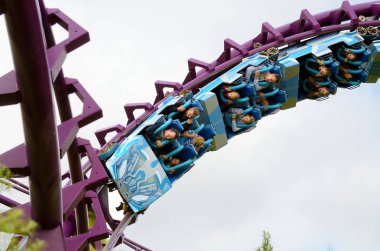 Saint-Petersburg.Russia. July.08.2018. Kresovsky Adası. Boşanma Adası Park.A popüler çekim Rus roller coaster olduğunu. Özel tasarım bir demiryolu sistemidir. Yolcu vagon yüksek hızda seyahat.