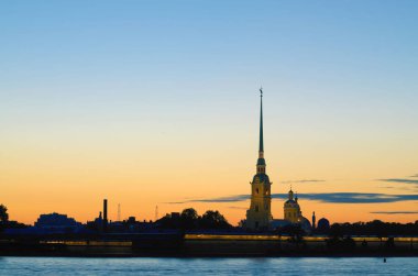 Petropavlovskaya Kalesi. Anahattı gün şafak soyut bir resim oluşturur.