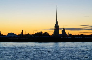 Petropavlovskaya Kalesi. Anahattı gün şafak soyut bir resim oluşturur.