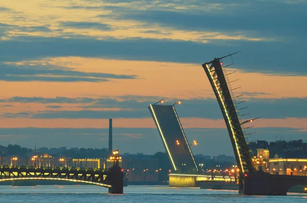 Latem Podczas Nawigacji Otwórz Mostów Miasta Przejścia Statków Ruchu Ludzi — Zdjęcie stockowe