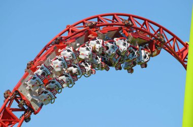 Saint-Petersburg.Russia. July.12.2018. Kresovsky Adası. Boşanma Adası Park.A popüler çekim Rus roller coaster olduğunu. Özel tasarım bir demiryolu sistemidir. Yolcu vagon yüksek hızda seyahat.