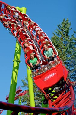 Saint-Petersburg.Russia. July.12.2018. Kresovsky Adası. Boşanma Adası Park.A popüler çekim Rus roller coaster olduğunu. Özel tasarım bir demiryolu sistemidir. Yolcu vagon yüksek hızda seyahat.