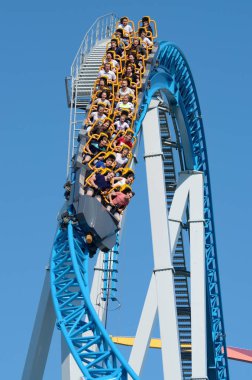 Saint-Petersburg.Russia. July.12.2018. Kresovsky Adası. Boşanma Adası Park.A popüler çekim Rus roller coaster olduğunu. Özel tasarım bir demiryolu sistemidir. Yolcu vagon yüksek hızda seyahat.