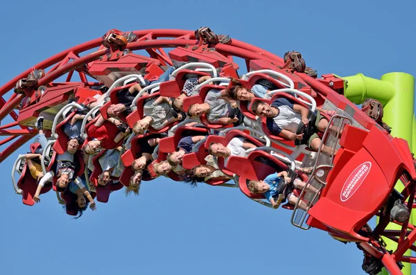 Saint-Petersburg.Russia. July.12.2018. Kresovsky Adası. Boşanma Adası Park.A popüler çekim Rus roller coaster olduğunu. Özel tasarım bir demiryolu sistemidir. Yolcu vagon yüksek hızda seyahat.