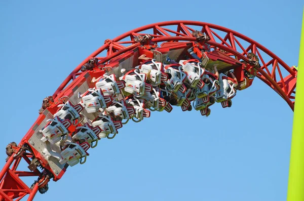 Saint-Petersburg.Russia. July.12.2018. Kresovsky Adası. Boşanma Adası Park.A popüler çekim Rus roller coaster olduğunu. Özel tasarım bir demiryolu sistemidir. Yolcu vagon yüksek hızda seyahat.