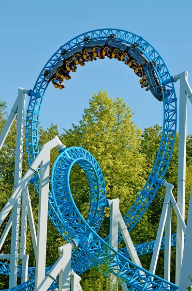 Saint-Petersburg.Russia. July.12.2018. Kresovsky Adası. Boşanma Adası Park.A popüler çekim Rus roller coaster olduğunu. Özel tasarım bir demiryolu sistemidir. Yolcu vagon yüksek hızda seyahat.