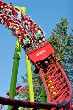 Saint-Petersburg.Russia. July.08.2018. Kresovsky Adası. Boşanma Adası Park.A popüler çekim Rus roller coaster olduğunu. Özel tasarım bir demiryolu sistemidir. Yolcu vagon yüksek hızda seyahat.