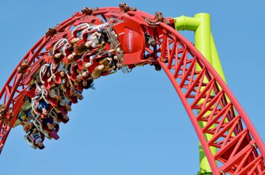 Saint-Petersburg.Russia. July.08.2018. Kresovsky Adası. Boşanma Adası Park.A popüler çekim Rus roller coaster olduğunu. Özel tasarım bir demiryolu sistemidir. Yolcu vagon yüksek hızda seyahat.