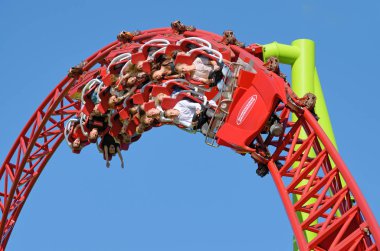 Saint-Petersburg.Russia. July.08.2018. Kresovsky Adası. Boşanma Adası Park.A popüler çekim Rus roller coaster olduğunu. Özel tasarım bir demiryolu sistemidir. Yolcu vagon yüksek hızda seyahat.