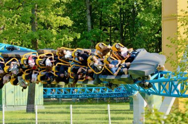 Saint-Petersburg.Russia. July.08.2018. Kresovsky Adası. Boşanma Adası Park.A popüler çekim Rus roller coaster olduğunu. Özel tasarım bir demiryolu sistemidir. Yolcu vagon yüksek hızda seyahat.