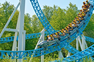 Saint-Petersburg.Russia. July.15.2018. Kresovsky Adası. Boşanma Adası Park.A popüler çekim Rus roller coaster olduğunu. Özel tasarım bir demiryolu sistemidir. Yolcu vagon yüksek hızda seyahat.