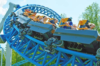 Saint-Petersburg.Russia. July.15.2018. Kresovsky Adası. Boşanma Adası Park.A popüler çekim Rus roller coaster olduğunu. Özel tasarım bir demiryolu sistemidir. Yolcu vagon yüksek hızda seyahat.