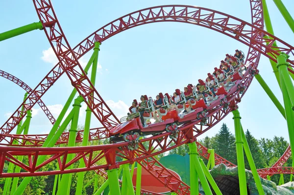 Saint-Petersburg.Russia. July.15.2018. Kresovsky Adası. Boşanma Adası Park.A popüler çekim Rus roller coaster olduğunu. Özel tasarım bir demiryolu sistemidir. Yolcu vagon yüksek hızda seyahat.