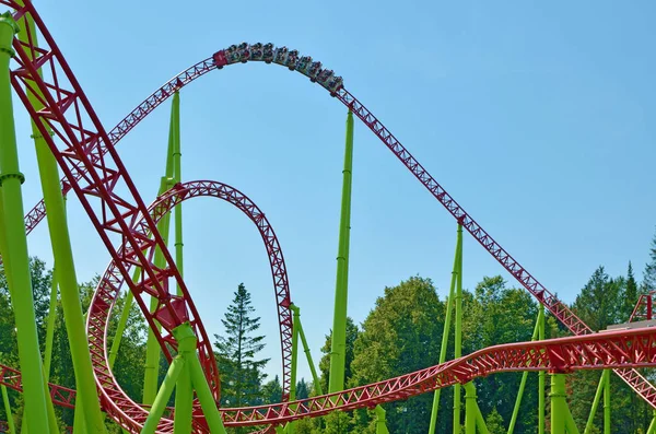 Saint-Petersburg.Russia. July.15.2018. Kresovsky Adası. Boşanma Adası Park.A popüler çekim Rus roller coaster olduğunu. Özel tasarım bir demiryolu sistemidir. Yolcu vagon yüksek hızda seyahat.