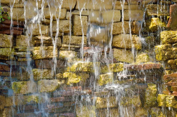 Wasser Fließt Durch Die Steinmauer Ist Ein Schöner Miniaturwasserfall — Stockfoto
