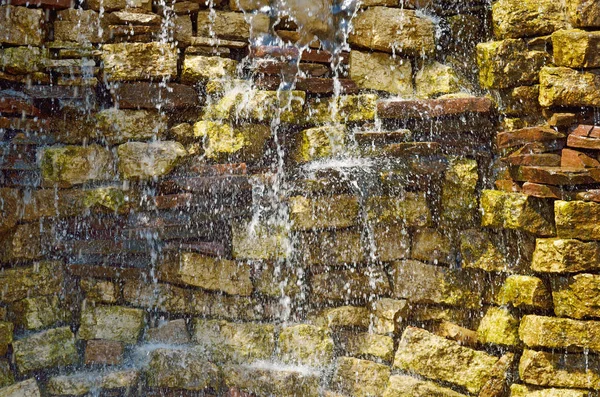 Água Flui Através Parede Pedra Uma Bela Cachoeira Miniatura — Fotografia de Stock