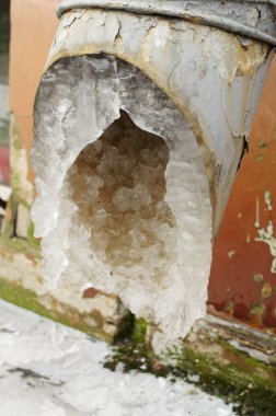 Binanın duvarına sabitlenir. Suda donmuş ve buz sarkıtları kurdu.