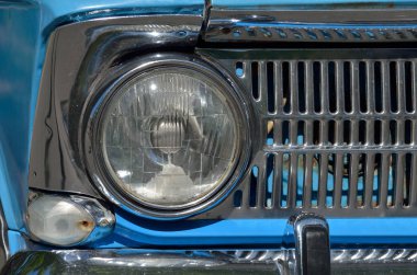 Yuvarlak Far otobüste... Karanlıkta, Far yolun aydınlatır..