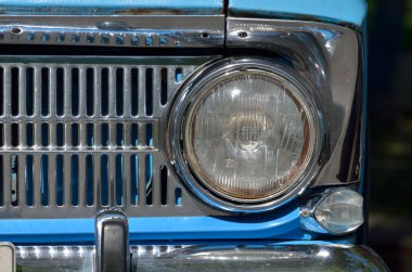 Yuvarlak Far otobüste... Karanlıkta, Far yolun aydınlatır..