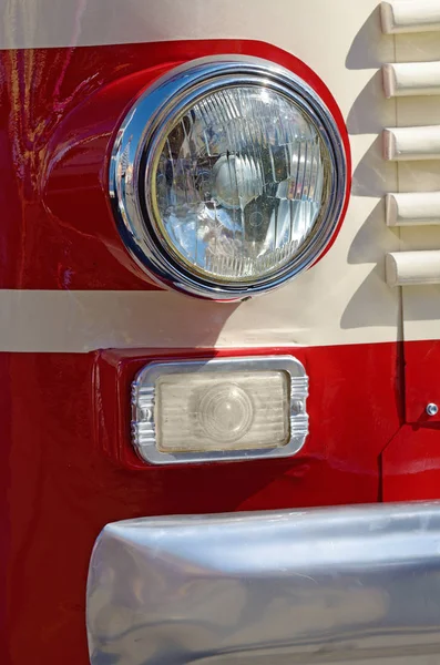 Rundes Scheinwerferlicht Bus Dunkeln Beleuchtet Das Scheinwerferlicht Die Straße — Stockfoto