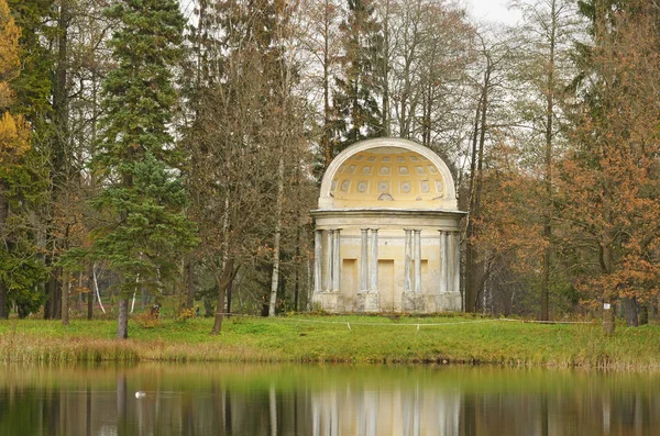 Szezonális Táj Természet Partján Áll Régi Pavilonban — Stock Fotó