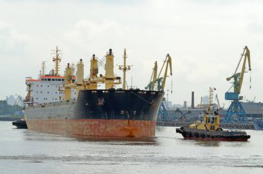 Yükleme için limanda büyük bir tanker yedekte için.