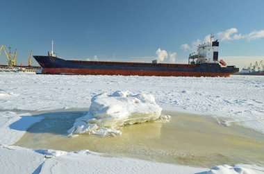 Doğal peyzaj kargo limanında. Doğal peyzaj kargo limanında. Bay dondu. Mallarla yüklü gemi