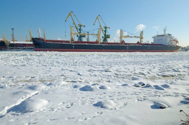 Doğal peyzaj kargo limanında. Doğal peyzaj kargo limanında. Bay dondu. Mallarla yüklü gemi