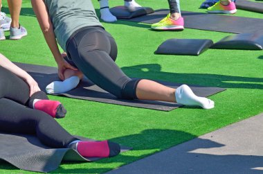 Spor masajı sporcular için gerçekleştirme. Kasları gevşer. Yorgunluk vücuttaki bırakır.