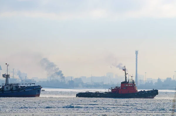 Trainare Una Grande Petroliera Nel Porto Carico — Foto Stock