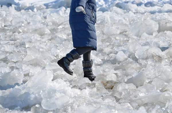 Сложный Проход Льду Ходить Разбитым Льдам Трудно Опасно — стоковое фото