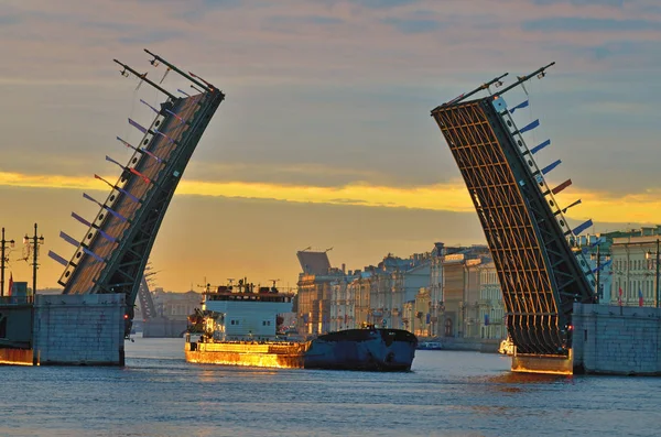 In summer, during navigation ,the city\'s open bridges for the passage of vessels.Traffic and people across the bridge is prohibited.