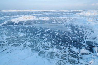 Bay buz ile kaplıdır. Frost kar güzel bir doku oluşmuş.